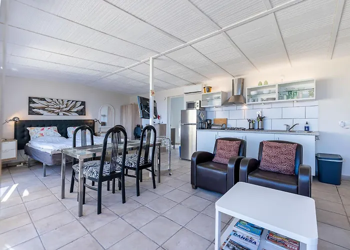 Coastal Getaway In Sunny Roca Apartment *